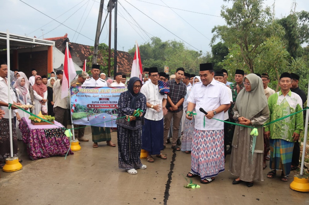Bupati Arief Rohman meresmikan jalan kabupaten ruas Brabowan–Giyanti di Desa Brabowan, Kecamatan Sambong, Blora. Jalan sepanjang 2,7 kilometer dengan anggaran Rp6,9 miliar dari APBD 2025