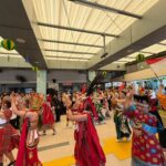 KAI Wisata meriahkan pelepasan pemudik di Stasiun Pasar Senen dengan tarian tradisional, gamelan, live musik akustik hingga pembagian takjil bagi para penumpang.