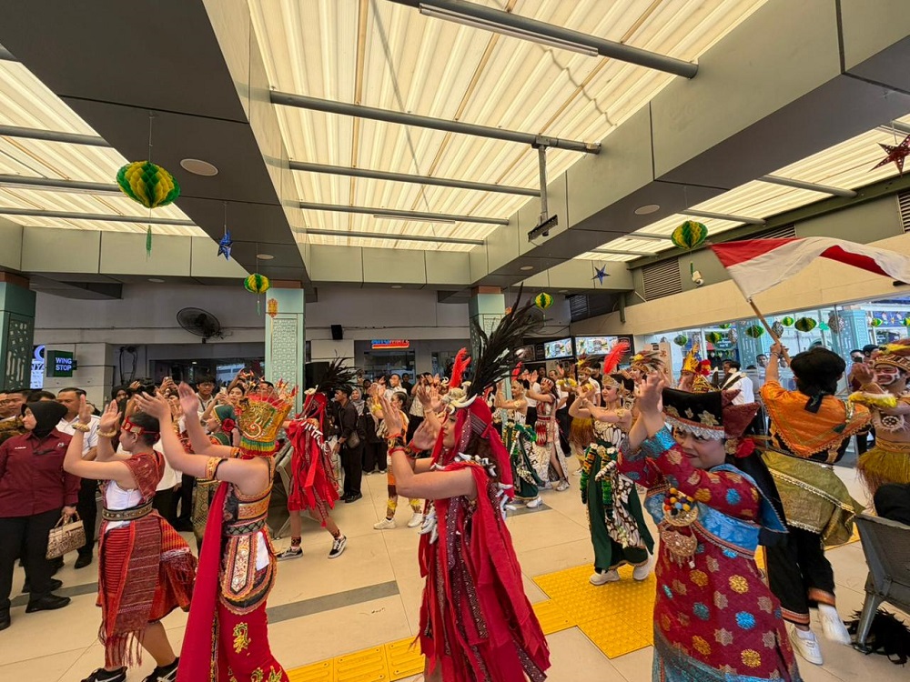KAI Wisata meriahkan pelepasan pemudik di Stasiun Pasar Senen dengan tarian tradisional, gamelan, live musik akustik hingga pembagian takjil bagi para penumpang.