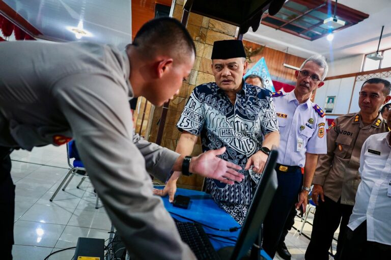 Pemerintah Provinsi Jawa Tengah mengaktifkan Posko Terpadu Lebaran 2026 untuk mengantisipasi lonjakan 17,7 juta pemudik. Posko siaga 24 jam memantau kemacetan, kecelakaan, hingga potensi bencana di jalur mudik.