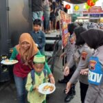 Polda Jawa Tengah bersama komunitas Klenteng Hok Tiek Bio membagikan 1.500 porsi makanan berbuka puasa gratis kepada masyarakat.