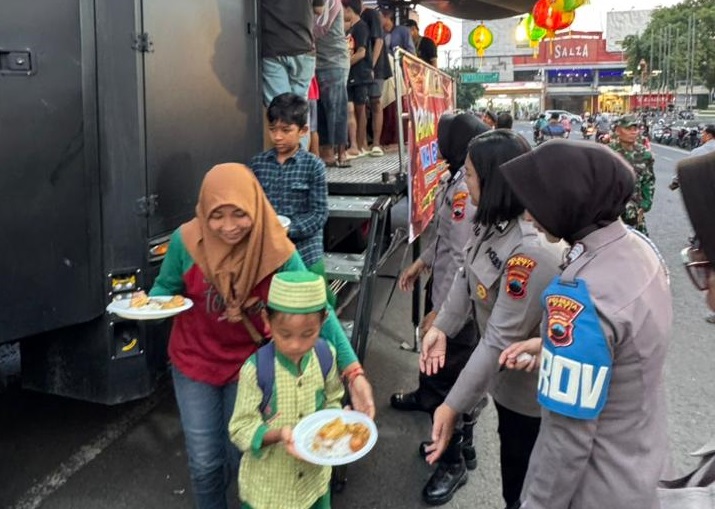 Polda Jawa Tengah bersama komunitas Klenteng Hok Tiek Bio membagikan 1.500 porsi makanan berbuka puasa gratis kepada masyarakat.