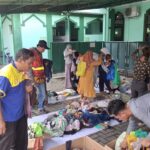 Warga Kota Semarang antusias memborong pakaian bekas berkualitas dalam bazar Ramadan yang digelar komunitas Ibu Profesional Semarang di halaman Masjid Diponegoro Pleburan.