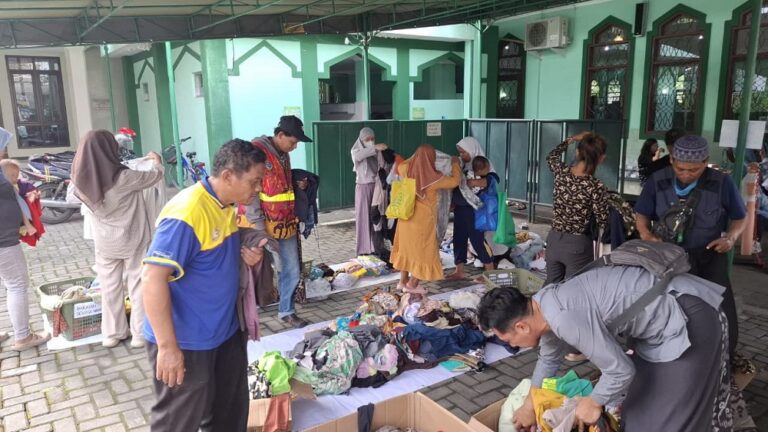 Warga Kota Semarang antusias memborong pakaian bekas berkualitas dalam bazar Ramadan yang digelar komunitas Ibu Profesional Semarang di halaman Masjid Diponegoro Pleburan.