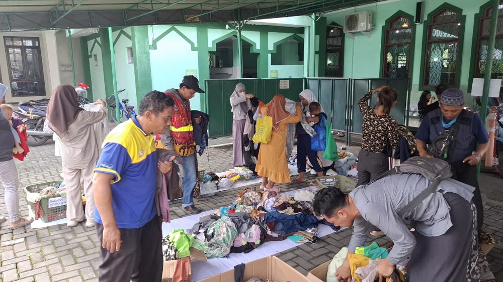 Warga Kota Semarang antusias memborong pakaian bekas berkualitas dalam bazar Ramadan yang digelar komunitas Ibu Profesional Semarang di halaman Masjid Diponegoro Pleburan.