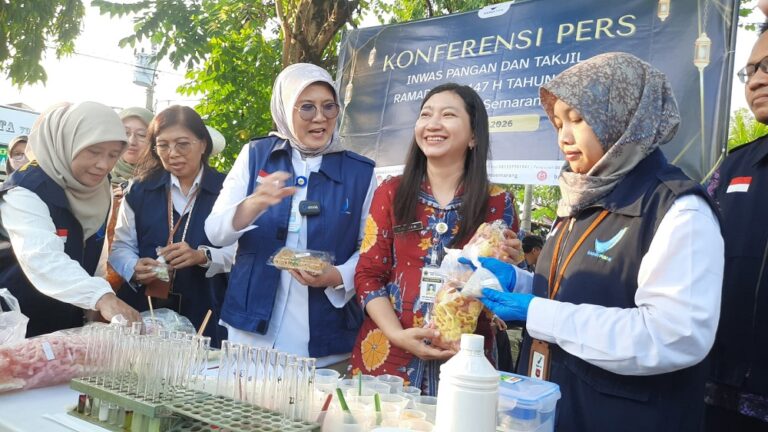 BBPOM Semarang memastikan makanan takjil yang dijual selama Ramadan aman dikonsumsi. Dari 136 sampel yang diuji, seluruhnya dinyatakan bebas bahan berbahaya seperti formalin, boraks, Rhodamin B, dan metanil yellow.