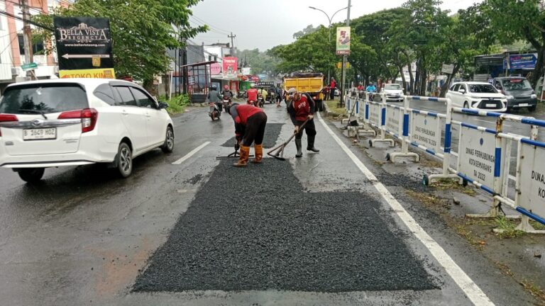 Pemkot telah memperbaiki lebih dari 3.112 titik kerusakan jalan untuk menjamin kenyamanan dan keamanan pemudik yang melintas di ibu kota Jawa Tengah.