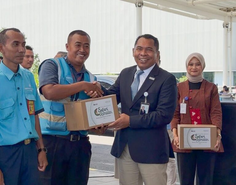 Bandara Internasional Ahmad Yani Semarang menyalurkan 1.000 paket sembako kepada masyarakat melalui program InJourney Airports Safari Ramadan 2026.