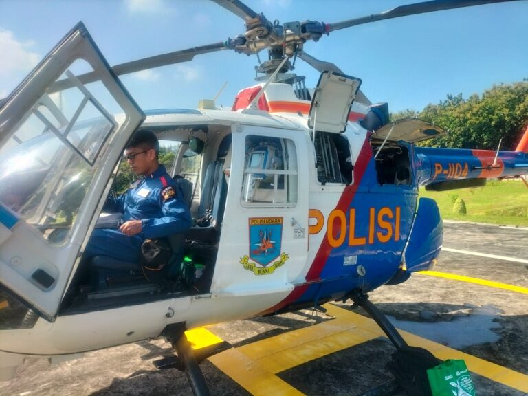 Helikopter ambulans udara disiagakan di Gerbang Tol Kalikangkung untuk mempercepat evakuasi medis pemudik selama Operasi Ketupat Candi 2026 oleh Polda Jawa Tengah.