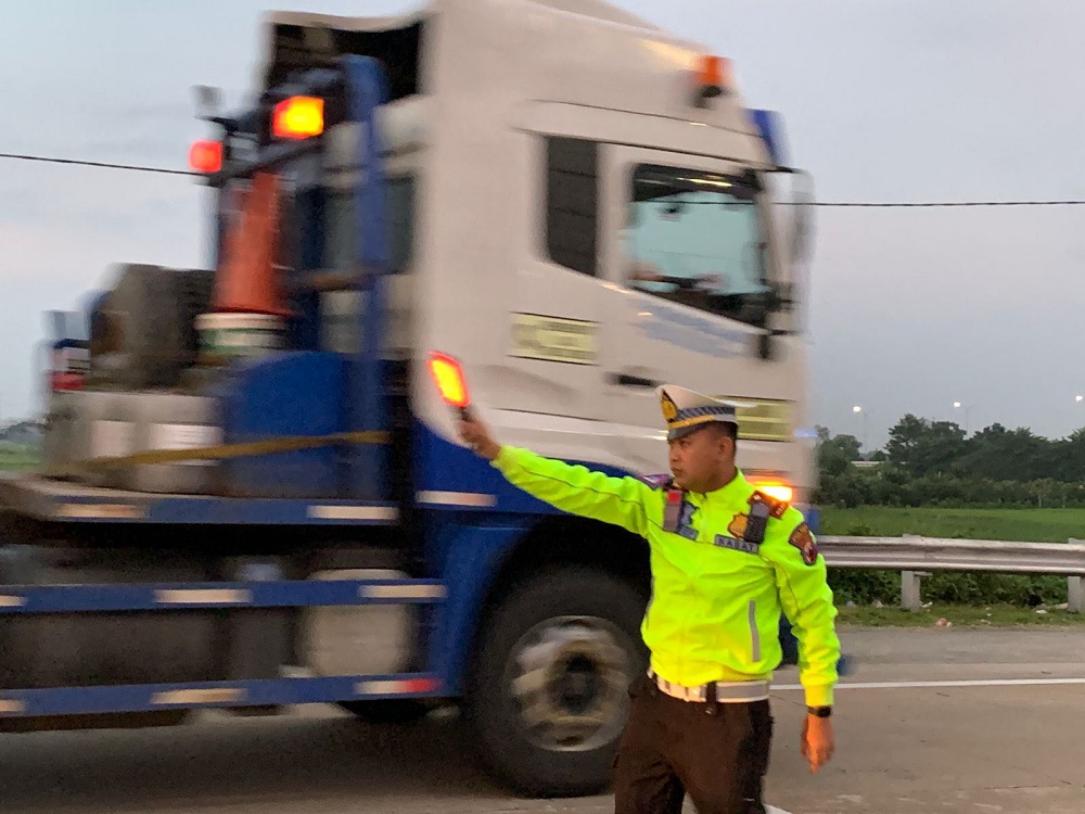 Polda Jawa Tengah mengimbau pengusaha angkutan barang mematuhi kebijakan pembatasan kendaraan selama arus mudik dan balik Lebaran 2026.