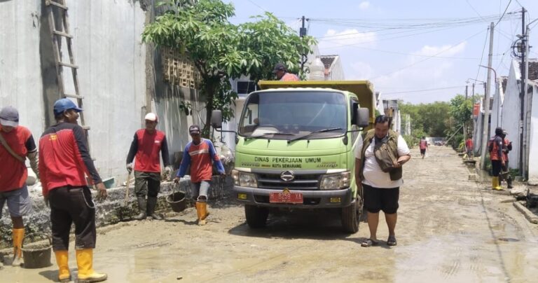 Banjir merendam sejumlah wilayah di Kota Semarang setelah hujan deras mengguyur wilayah hulu Ungaran. Pemerintah Kota Semarang bergerak cepat menangani banjir dengan memperkuat tanggul di Perumahan Dinar Indah menggunakan ribuan sandbag dan trucuk bambu.