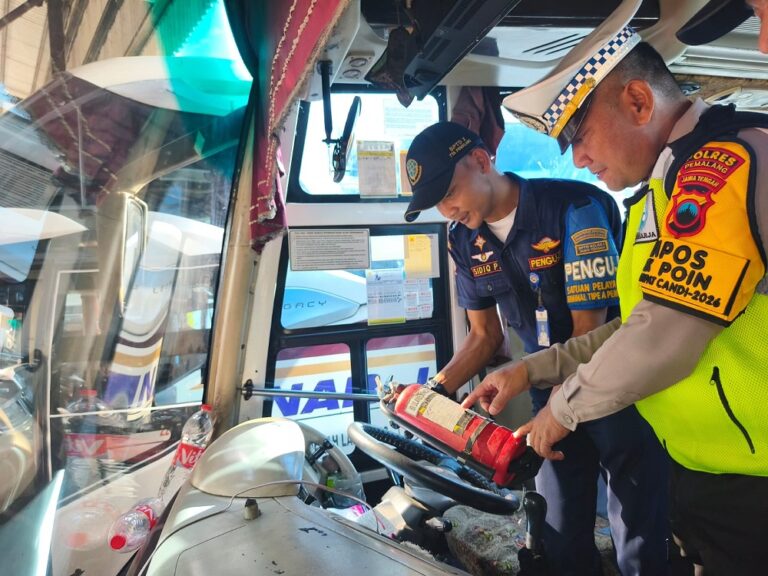 Polda Jawa Tengah menggelar ramp check kendaraan serta pemeriksaan kesehatan pengemudi angkutan umum di Terminal Tipe A Pemalang menjelang Operasi Ketupat Candi 2026.