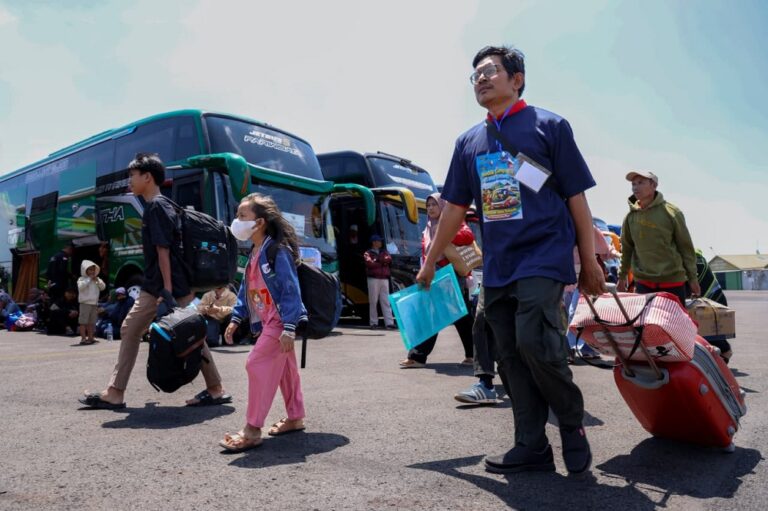 Program mudik gratis Pemerintah Provinsi Jawa Tengah membantu para perantau di Bandung pulang kampung tanpa biaya.