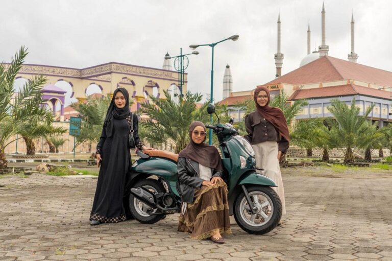 Hijabers di Semarang gelar Serenity Ride naik Honda Scoopy, riding santai ke Masjid Agung Jawa Tengah hingga berbagi takjil dan buka puasa bersama.