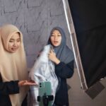 Santri Ponpes Roudlotul Quran Kauman live TikTok jual sarung dan busana muslim saat Ramadan. Tetap hafal Al-Qur’an sambil belajar digital affiliate di Semarang.