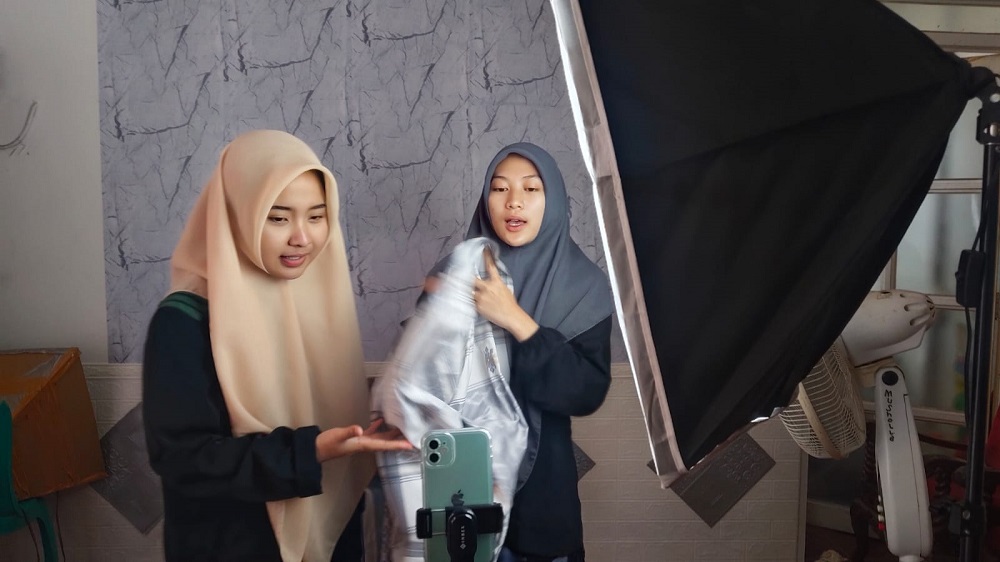 Santri Ponpes Roudlotul Quran Kauman live TikTok jual sarung dan busana muslim saat Ramadan. Tetap hafal Al-Qur’an sambil belajar digital affiliate di Semarang.