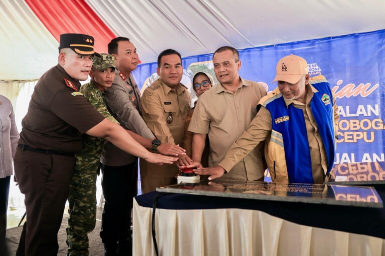 Ahmad Luthfi meresmikan dua jalan strategis di Blora senilai Rp35 miliar, memperkuat konektivitas pertanian, UMKM, hingga akses energi nasional di Cepu.