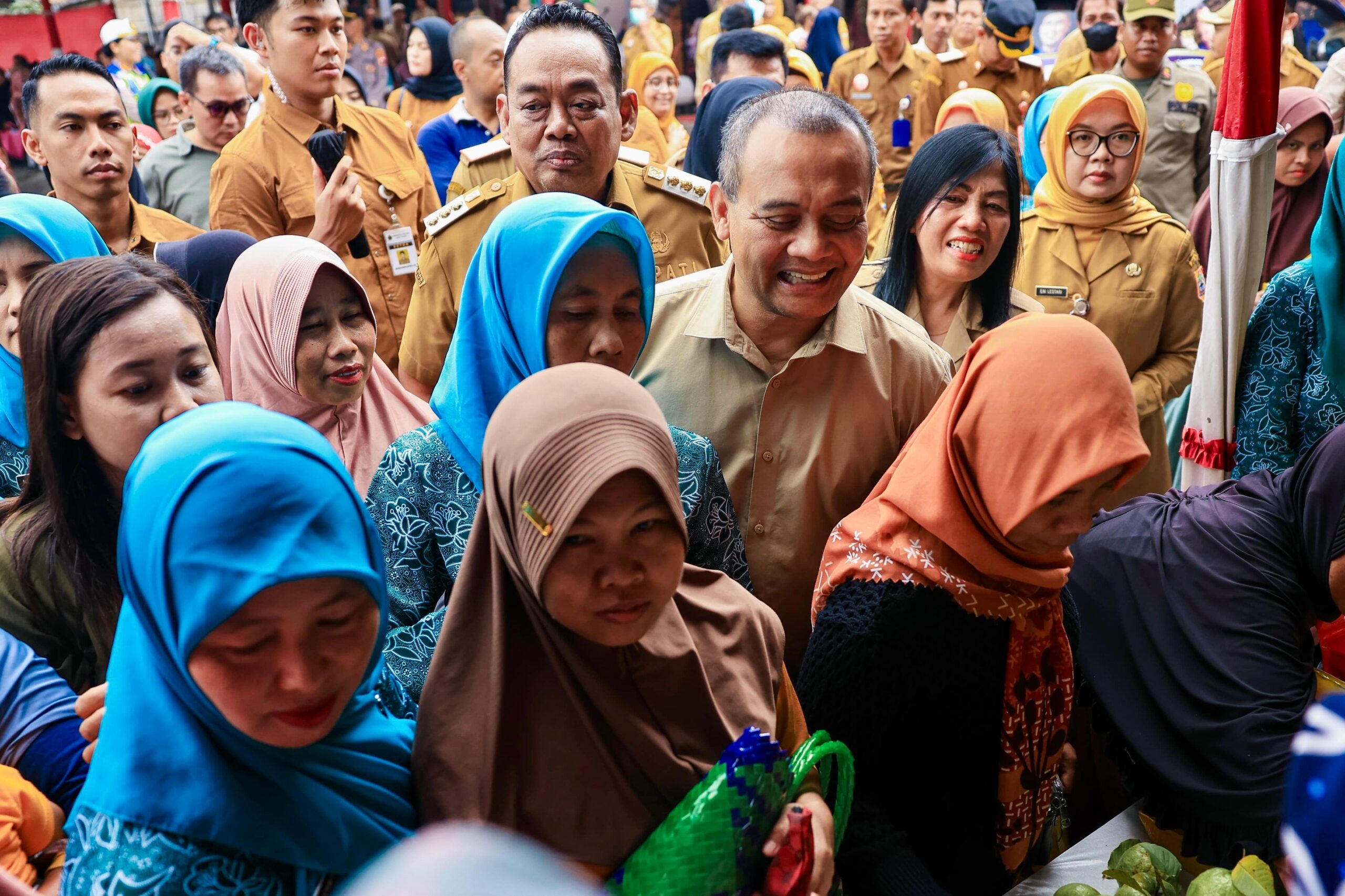 Pemprov Jateng tancap gas jelang Lebaran 2026. Sebanyak Rp111 juta subsidi pangan digelontorkan lewat Gerakan Pangan Murah di Grobogan. Gubernur Ahmad Luthfi juga mengintegrasikan layanan Spesialis Keliling dan cek kesehatan gratis untuk warga desa.