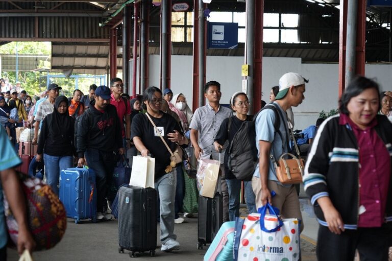 Mudik Lebaran 2026, KAI Daop 4 Semarang, Penumpang Kereta Api, Stasiun Tawang, Stasiun Poncol, Arus Mudik, Kereta Api Lebaran, Transportasi Semarang