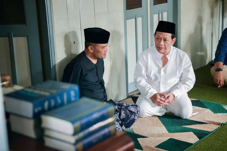 Gubernur Jateng Ahmad Luthfi sowan ke dua kiai sepuh di penghujung Ramadan. Dapat “kacamata amanah” dan pesan kepemimpinan berpihak pada rakyat.