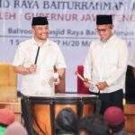 Gubernur Jawa Tengah Ahmad Luthfi menyalurkan 4 ton zakat fitrah kepada lebih dari 2.000 mustahik di Masjid Raya Baiturrahman saat malam takbiran. Aksi ini menjadi simbol kepedulian sosial jelang Idulfitri sekaligus upaya menekan angka kemiskinan di Jawa Tengah.