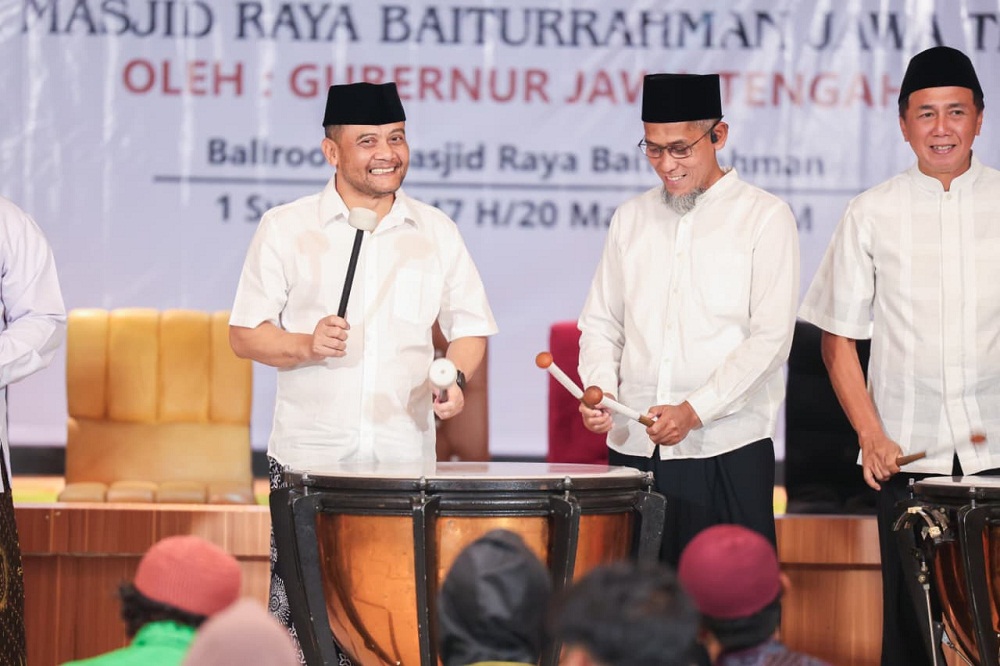 Gubernur Jawa Tengah Ahmad Luthfi menyalurkan 4 ton zakat fitrah kepada lebih dari 2.000 mustahik di Masjid Raya Baiturrahman saat malam takbiran. Aksi ini menjadi simbol kepedulian sosial jelang Idulfitri sekaligus upaya menekan angka kemiskinan di Jawa Tengah.