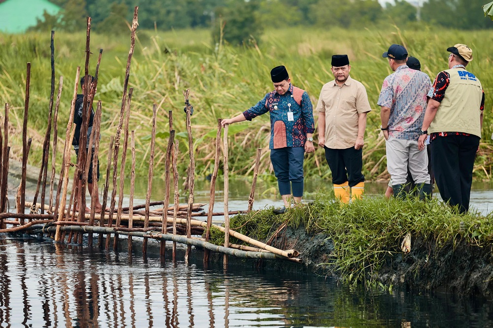 Tanggul jebol Sungai Bremi di Pekalongan memicu respons cepat Ahmad Luthfi. Penanganan darurat hingga normalisasi sungai disiapkan sebagai solusi permanen untuk banjir.