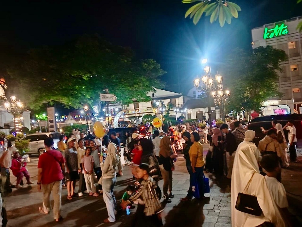 Kunjungan wisata Jawa Tengah saat libur Lebaran 2026 melonjak 5,25 persen hingga mencapai 687.470 wisatawan. Kota Lama Semarang, Masjid Agung Demak, dan Candi Prambanan menjadi destinasi favorit.