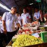 Dua pekan menjelang Idulfitri 1447 H, Ahmad Luthfi turun langsung ke Pasar Gondang untuk memastikan stabilitas harga dan pasokan bahan pokok. Hasil pantauan menunjukkan stok pangan relatif aman, meski harga cabai rawit merah melonjak hingga Rp 90 ribu per kilogram.