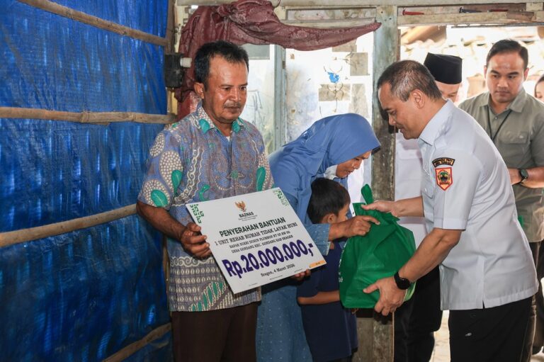 Tangis Sukri pecah saat Gubernur Jateng Ahmad Luthfi mendatangi rumah bambunya di Sragen. Program RTLH 2026 siap membangun ulang hunian tak layak itu.