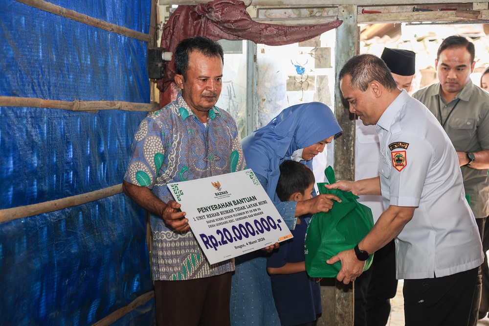 Tangis Sukri pecah saat Gubernur Jateng Ahmad Luthfi mendatangi rumah bambunya di Sragen. Program RTLH 2026 siap membangun ulang hunian tak layak itu.