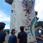 Puluhan peserta ikut Ngabuburit Climbing di Kampus 2 Universitas Wahid Hasyim, Gunungpati. Panjat dinding jadi alternatif ngabuburit sehat saat Ramadan.