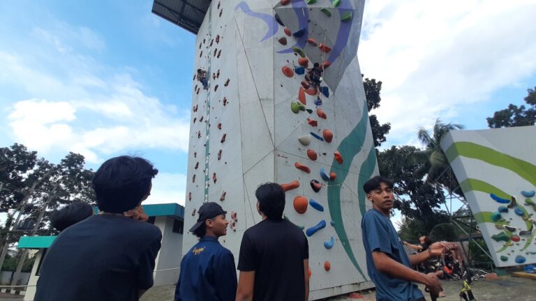 Puluhan peserta ikut Ngabuburit Climbing di Kampus 2 Universitas Wahid Hasyim, Gunungpati. Panjat dinding jadi alternatif ngabuburit sehat saat Ramadan.