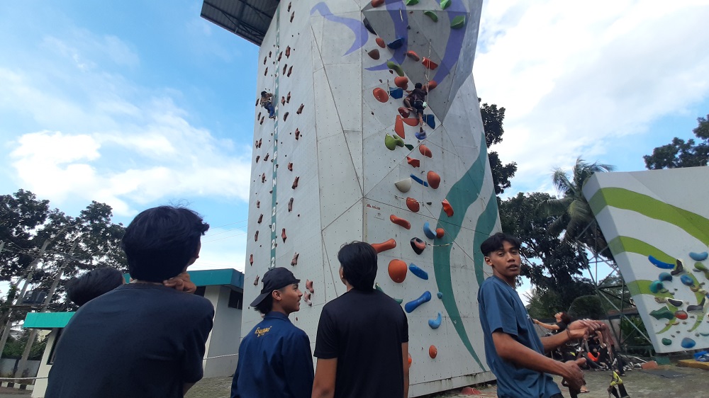 Puluhan peserta ikut Ngabuburit Climbing di Kampus 2 Universitas Wahid Hasyim, Gunungpati. Panjat dinding jadi alternatif ngabuburit sehat saat Ramadan.