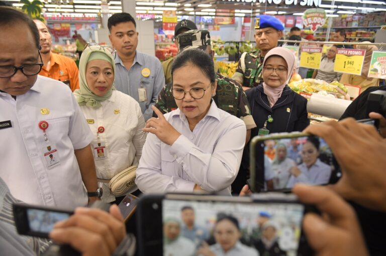 Tanggul Kali Plumbon di Mangkang Kulon jebol dini hari. Pemkot Semarang lakukan pembersihan darurat dan koordinasi dengan BBWS serta PUPR untuk perbaikan permanen.