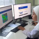 Hujan deras disertai angin kencang melanda Kota Semarang dan sejumlah wilayah Jawa Tengah. Badan Meteorologi mengungkap fenomena tersebut dipicu keberadaan tiga bibit siklon tropis di sekitar perairan Indonesia
