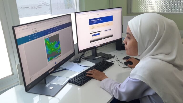Hujan deras disertai angin kencang melanda Kota Semarang dan sejumlah wilayah Jawa Tengah. Badan Meteorologi mengungkap fenomena tersebut dipicu keberadaan tiga bibit siklon tropis di sekitar perairan Indonesia