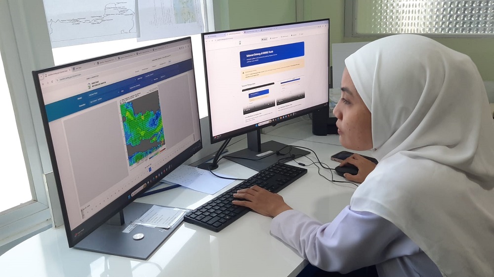 Hujan deras disertai angin kencang melanda Kota Semarang dan sejumlah wilayah Jawa Tengah. Badan Meteorologi mengungkap fenomena tersebut dipicu keberadaan tiga bibit siklon tropis di sekitar perairan Indonesia