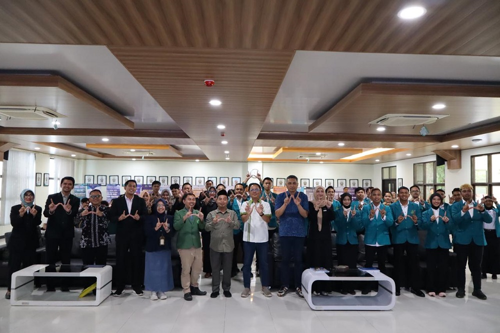 Universitas Wahid Hasyim Semarang menggelar bedah buku kisah inspiratif atlet mahasiswa berprestasi. Rektor Unwahas Prof Helmy Purwanto mengajak lulusan FPOK berpikir tajam dan terus mengharumkan nama kampus dengan prestasi olahraga nasional hingga internasional.