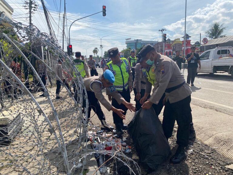 Personel kepolisian dari Polresta Pati melakukan aksi bersih-bersih di area Pengadilan Negeri Pati usai mengamankan sidang putusan terhadap Supriyono alias Botok dan Teguh Istiyanto, Kamis (5/3/2026).