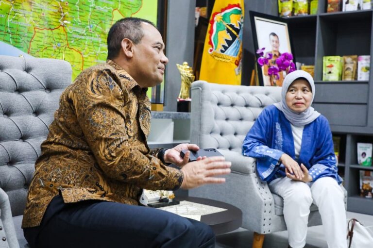 Pemerintah Provinsi Jawa Tengah bersama BRIN menyiapkan pengembangan energi bersih di Kepulauan Karimunjawa melalui teknologi smart microgrid berbasis tenaga surya berkapasitas 5 MW.