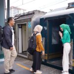KAI Wisata menghadirkan paket wisata #LebaranRailExperience mulai Rp650.000 selama periode Lebaran 2026. Program ini menawarkan perjalanan nyaman Jakarta–Bandung dengan bundling tiket kereta, hotel, dan destinasi wisata.