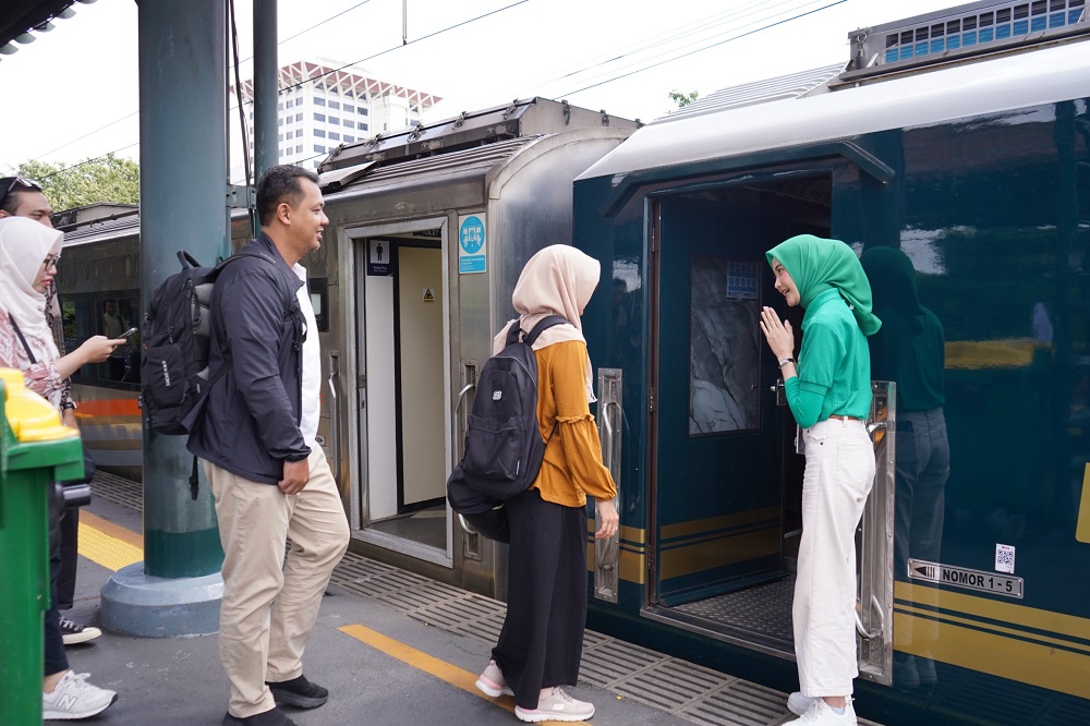 KAI Wisata menghadirkan paket wisata #LebaranRailExperience mulai Rp650.000 selama periode Lebaran 2026. Program ini menawarkan perjalanan nyaman Jakarta–Bandung dengan bundling tiket kereta, hotel, dan destinasi wisata.