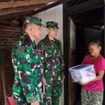 Dok.Pribadi : Anggota Pos TNI AL Banyutowo saat memberikan bantuan sembako kepada warga, Jumat (6/3/2026).