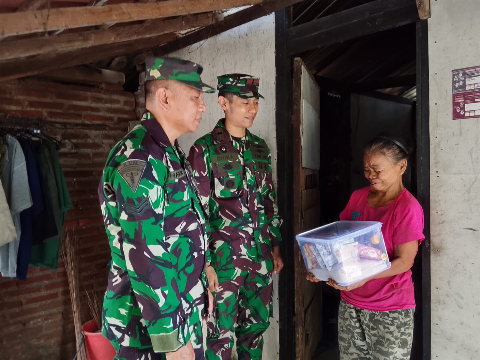 Dok.Pribadi : Anggota Pos TNI AL Banyutowo saat memberikan bantuan sembako kepada warga, Jumat (6/3/2026).