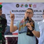 Menteri Koordinator Bidang Pangan Zulkifli Hasan saat meninjau kesiapan KDMP Rek Kerrek di Kecamatan Palengaan, Kabupaten Pamekasan, Madura