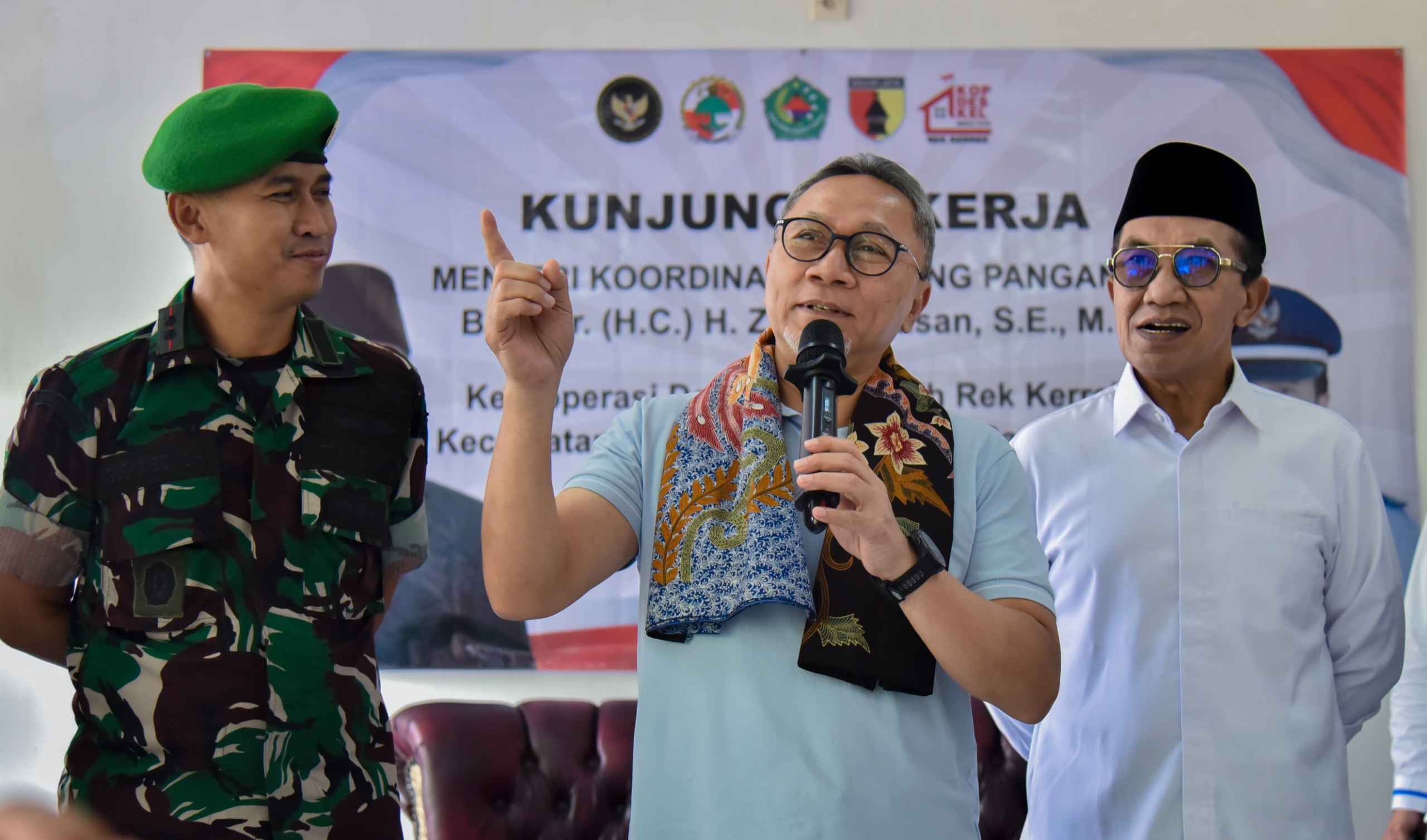 Menteri Koordinator Bidang Pangan Zulkifli Hasan saat meninjau kesiapan KDMP Rek Kerrek di Kecamatan Palengaan, Kabupaten Pamekasan, Madura