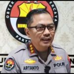 Kabid Humas Polda Jateng Artanto saat diwawancarai awak media