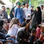 Ning Nawal Hiburan Anak Pengungsi Brebes, Bagi Mainan di Tengah Bencana Tanah Gerak