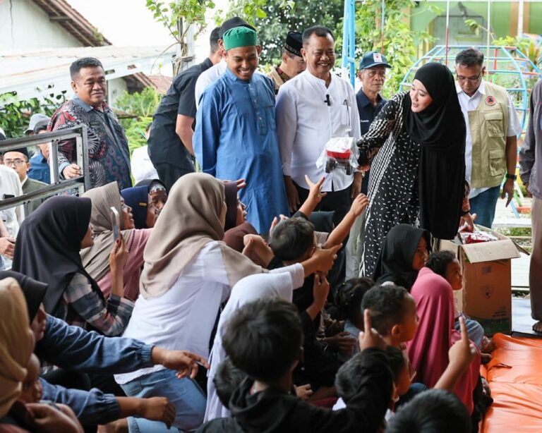 Ning Nawal Hiburan Anak Pengungsi Brebes, Bagi Mainan di Tengah Bencana Tanah Gerak